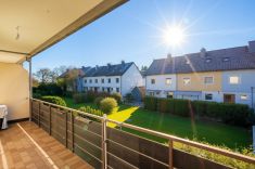Südbalkon mit Blick auf den Garten - (KI optimiert)