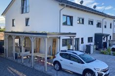 Außenansicht mit Carport