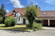 Außenansicht mit Garage