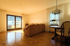 Wohnzimmer mit Balkonzugang - (KI optimiert)