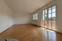 Wohnbereich mit Zugang zum Balkon